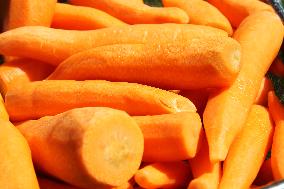 Carrots, peeled, scraped, vegetables