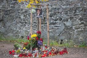 pious place in front of Karel Gott's tree