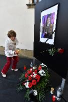 public pay last respects to Karel Gott in Brno, fans, visitors