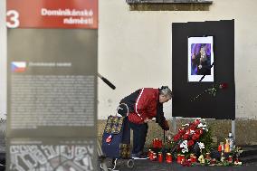 public pay last respects to Karel Gott in Brno, fans, visitors