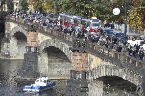 public ceremony to pay last respects to Karel Gott, Zofin Palace, fans, visitors, waiting