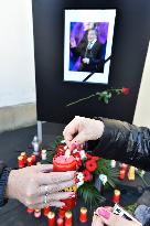 public pay last respects to Karel Gott in Brno, fans, visitors