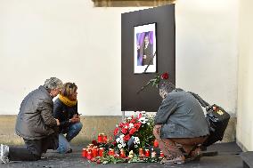 public pay last respects to Karel Gott in Brno, fans, visitors