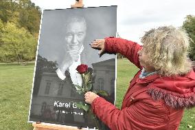 commemorative place to Karel Gott in Kinsky Garden, fans, visitors