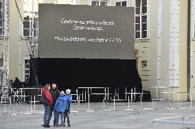 fans, visitors, large-scale screen, mourning ceremony, Karel Gott, Prague Castle