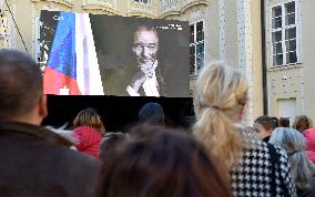 fans, visitors, large-scale screen, mourning ceremony, Karel Gott, Prague Castle