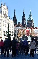 fans, visitors, large-scale screen, mourning ceremony, Karel Gott, Prague Castle