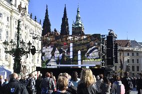 fans, visitors, large-scale screen, mourning ceremony, Karel Gott, Prague Castle