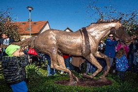 A bronze statue of the Peruan race horse