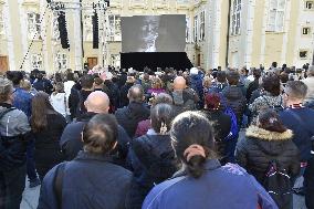 fans, visitors, large-scale screen, mourning ceremony, Karel Gott, Prague Castle