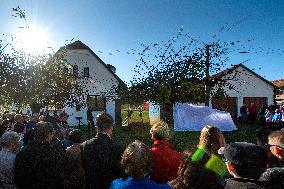A bronze statue of the Peruan race horse