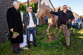 A bronze statue of the Peruan race horse, Petr Novak, Zdenek Matysik, Vaclav Bruna