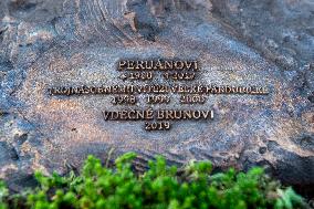 A bronze statue of the Peruan race horse