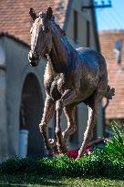 A bronze statue of the Peruan race horse