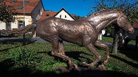 A bronze statue of the Peruan race horse