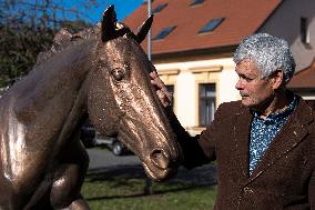 A bronze statue of the Peruan race horse, Petr Novak