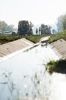 Four cars burn down in crash, Czech motorway to reopen in morning