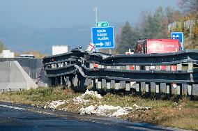 Four cars burn down in crash, Czech motorway to reopen in morning