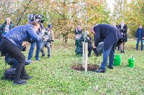 Andrej Babis, oak tree planting