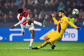 Peter Olayinka, Gerard Pique