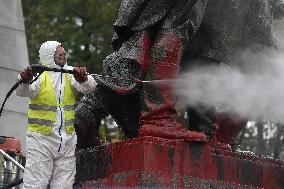 specialized company began to clean the Red Army Memorial in Ostrava