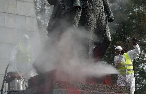 specialized company began to clean the Red Army Memorial in Ostrava