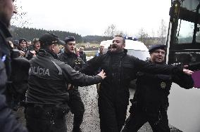 police train reintroduction of border between Czechia and Slovakia