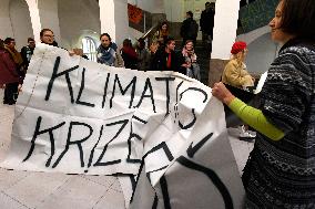 Climate strike starts at Charles University Faculty of Arts