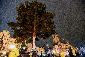 Prague Christmas tree, Old Town Square, installation