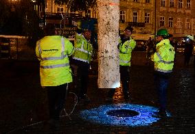 Prague Christmas tree, Old Town Square, installation