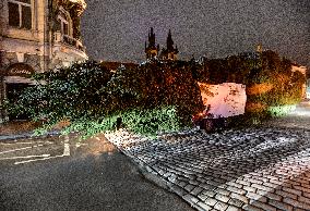 Prague Christmas tree, Old Town Square, installation