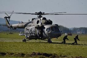 NATO Days 2019, Mil Mi-171S helicopter, soldiers