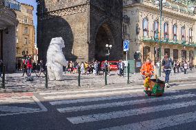 Na Prikope Street, tourists, dancing giant inflatable polar bear mask