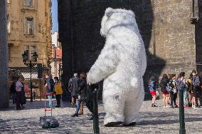 Na Prikope Street, tourists, dancing giant inflatable polar bear mask