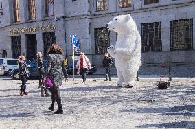 Na Prikope Street, tourists, dancing giant inflatable polar bear mask