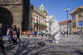 Na Prikope Street, tourists, dancing giant inflatable polar bear mask