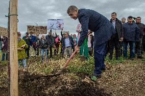 Andrej Babis, Narinder Chauhan