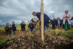 Andrej Babis, Narinder Chauhan