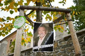 pious place in front of Karel Gott's tree