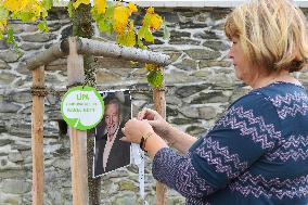 pious place in front of Karel Gott's tree