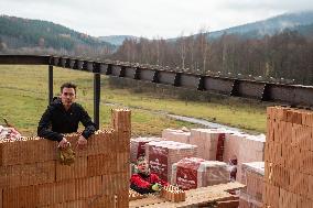 Pavel Podruh, project of a self-supporting house with a household battery device