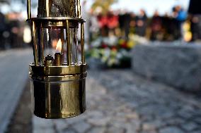 Memorial to 13 miners killed by methane blast unveiled