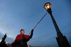 Lamplighter lights up traditional gas lightings