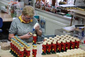 X-mas decorations, nut crackers, production, wooden toy factory in Seiffen