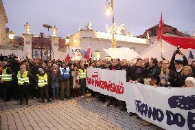 Thousand robes march in Warsaw