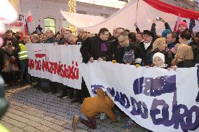 Thousand robes march in Warsaw