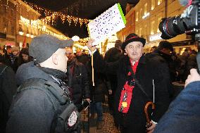 Thousand robes march in Warsaw