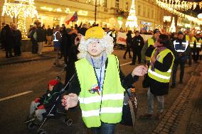 Thousand robes march in Warsaw