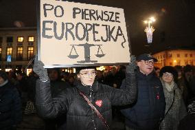 Thousand robes march in Warsaw