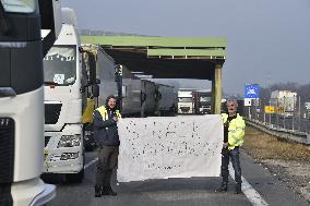 Slovak hauliers partially blocking border crossing with Czechia